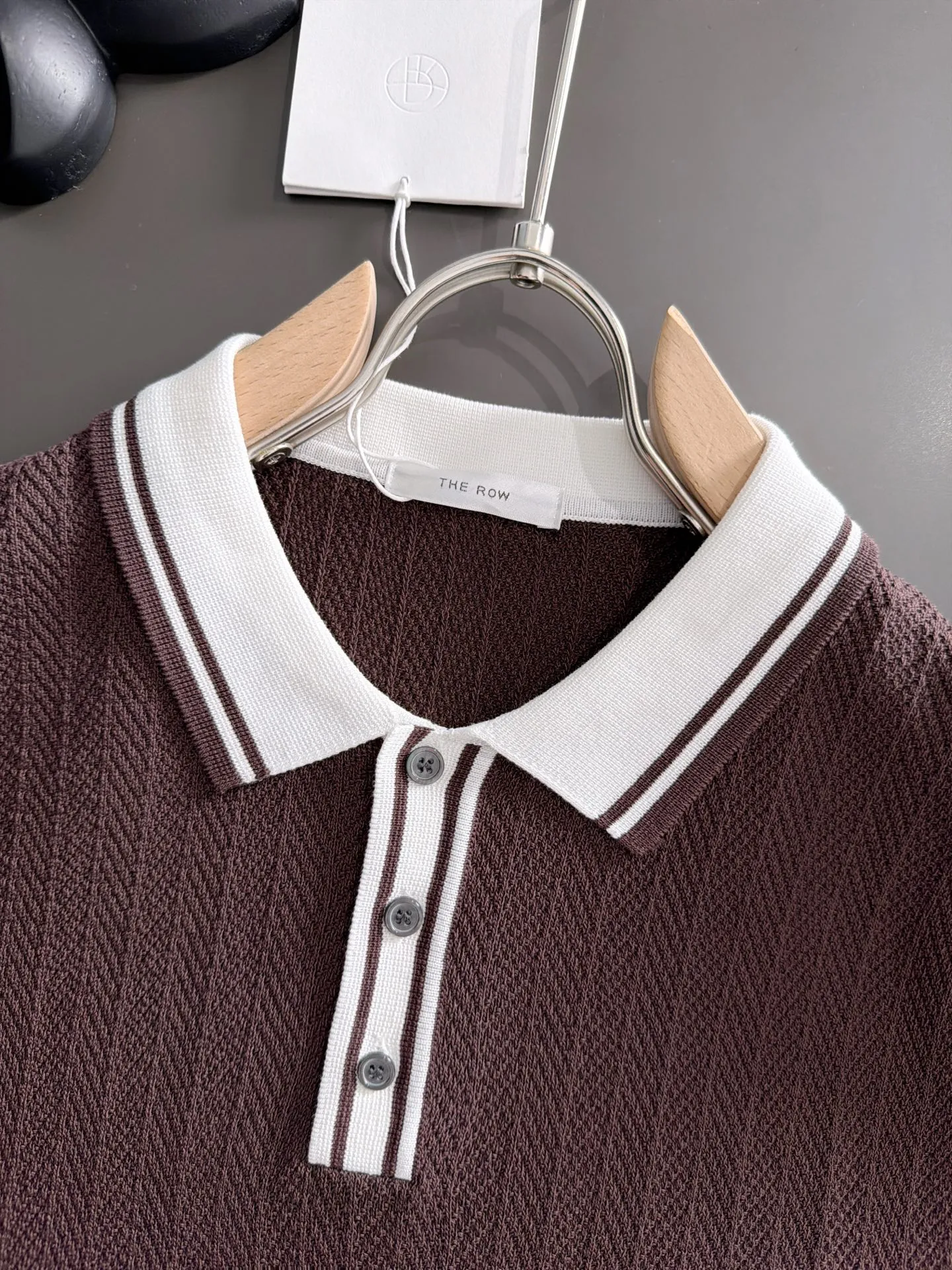 Shipping next day TR high quality - The Row 26ss New Arrival men's short-sleeved T-shirt. Like LP and BC, it belongs to the same old-money style top-notch light luxury brand. The New Arrival Original men's casual short-sleeved shirt is made of combed cotton yarn knitted imitation cotton fabric. Exclusive Premium custom-controlled raw materials. 14-needle precision knitting. The iconic waffle soul is woven. The three-dimensional texture flows with subtle light and shadow. Viewed from a distance, it is introverted. It shows when you touch it closely. It feels substantial when weighed. The upper body is also more textured than ordinary T-shirts. Fashionable Versatile Hot Sale. It is skin-friendly and comfortable to wear. Premium boutique. The upper body is made of Factory's fine workmanship. A must-have item for men. Complete with three standards. Sizes M-3XL
